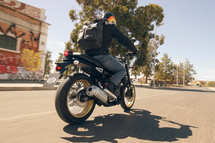 Speichenräder und eine Alu-Auspuffabdeckung sind der Legacy-Version der Yamaha XSR125 vorbehalten