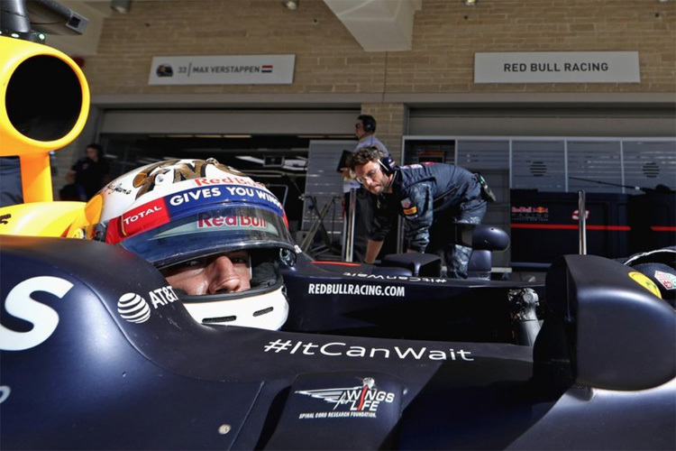 Der Slogan von AT&T am Cockpitrand von Daniel Ricciardos Rennwagen