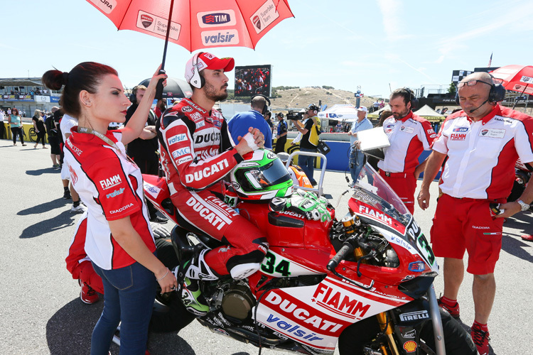 Davide Giugliano fährt auch 2015 im Ducati-Werksteam