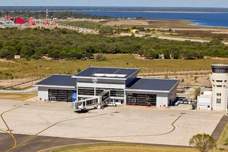 Der Flughafen Las Termas liegt nur 1 km vom Fahrerlager entfernt; die Dorna organisiert Charterflüge aus Buenos Aires
