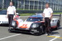 Andreas Seidl (li.), Fritz Enzinger und ihr neuer Porsche: Der 919 Hybrid