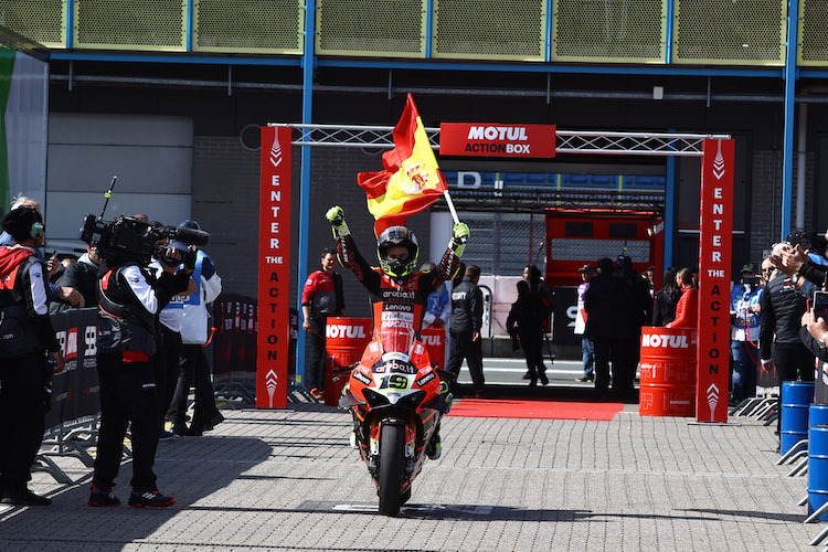 Álvaro Bautista gewinnt den zweiten Lauf in Assen