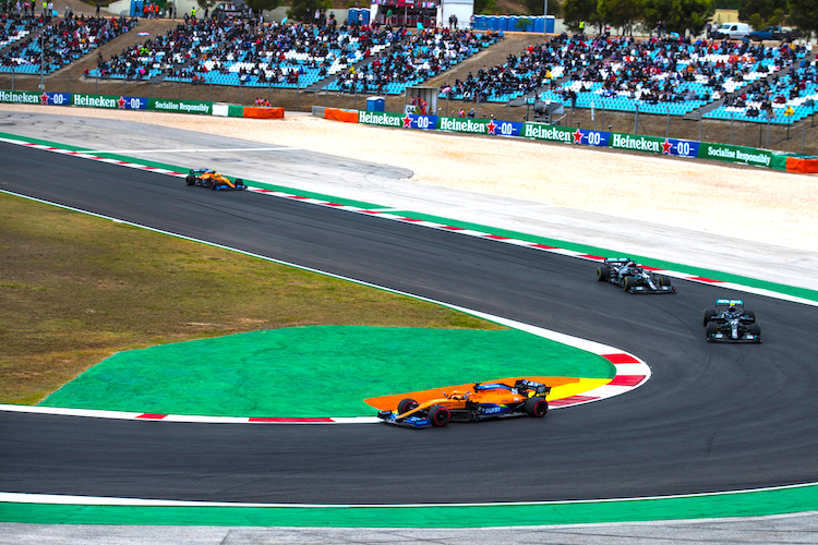 Carlos Sainz in Portugal vor Valtteri Bottas und Lewis Hamilton