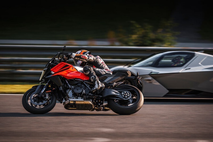 Slower Traffic keep right: Die KTM 1390 Super Duke GT unterwegs