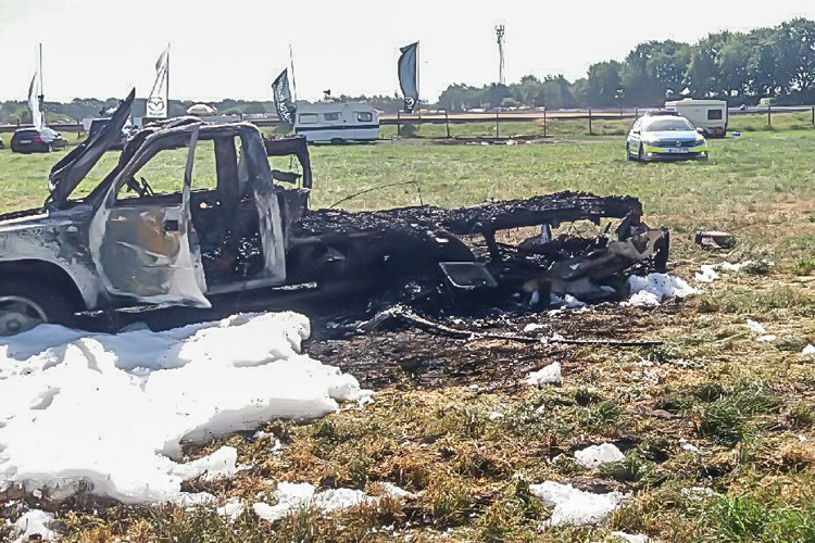 Das ausgebrannte Wohnmobil stand bei der Explosion neben dem Wohnwagen im Hintergrund