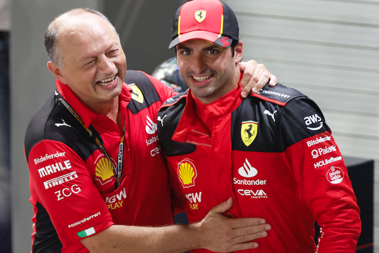 Fred Vasseur und Carlos Sainz nach dem einzigen Formel-1-Sieg von Ferrari 2023, in Singapur