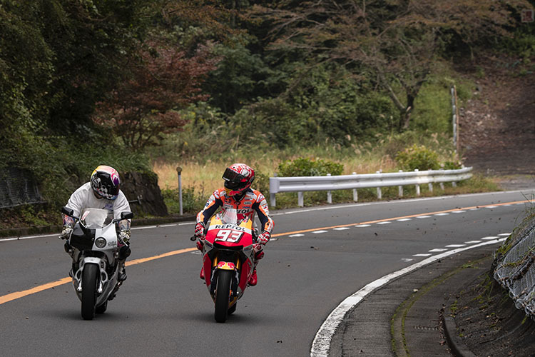 Ein japanischer Motorradfahrer wunderte sich über den prominenten Wegbegleiter
