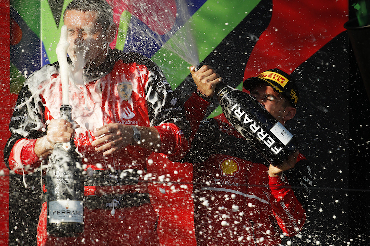 Ferrari-Fahrer mit Ferrari-Schaumwein: Charles Leclerc auf dem Siegerpodest
