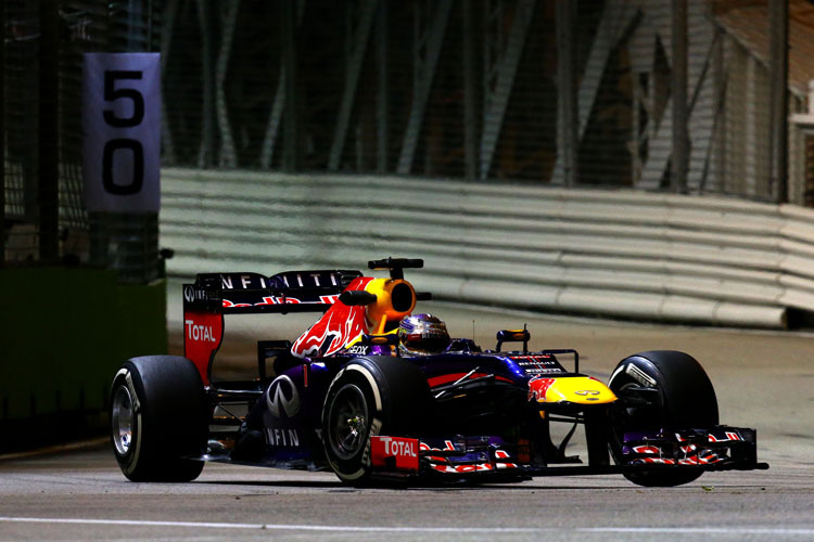 Die Angst ums Getriebe fährt mit: Sebastian Vettel auf dem Marina Bay Street Circuit