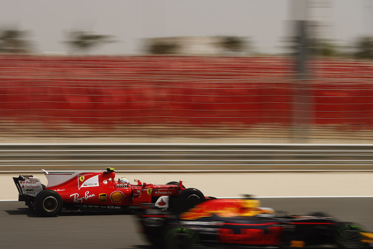 Sebastian Vettel überholt einen Red Bull Racing-Renner
