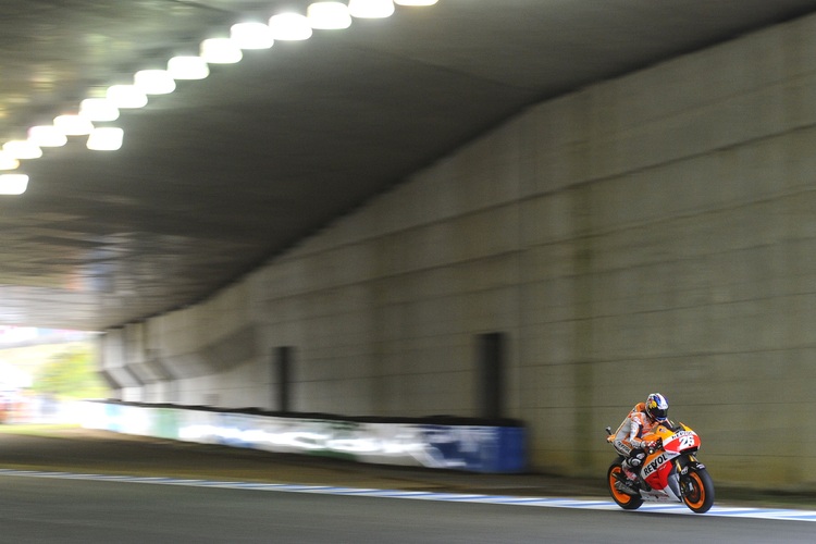 Pedrosa im Tunnel von Motegi, wo der GP-Kurs unter dem IndyCar-Oval hindurchführt