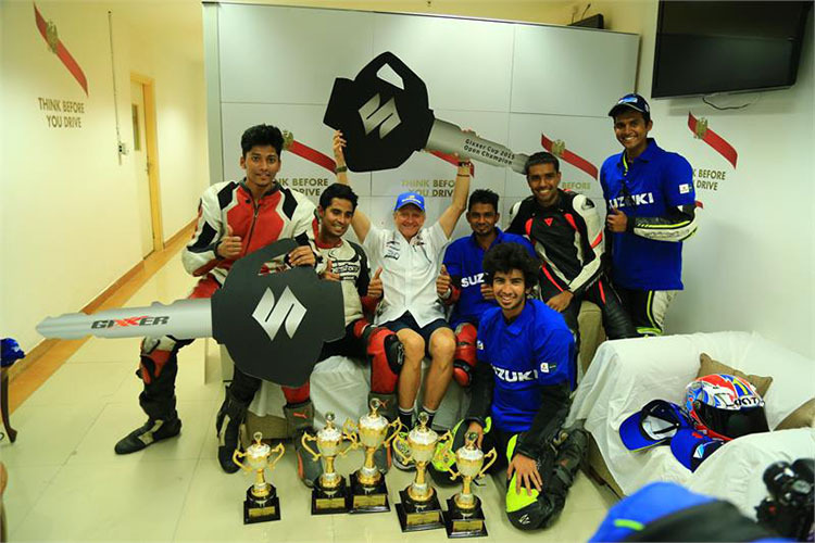 Kevin Schwantz mit den indischen Nachwuchspiloten des Suzuki Gixxer Cups