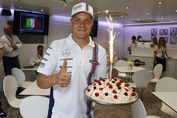 Monza im vergangenen September: Valtteri Bottas erhält von Williams eine leckere Geburtstagstorte