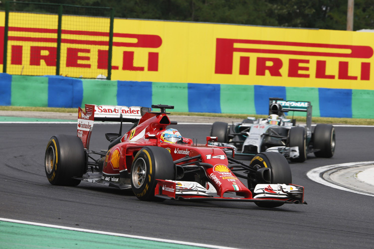 Fernando Alonso (Ferrari) vor Lewis Hamilton (Mercedes)