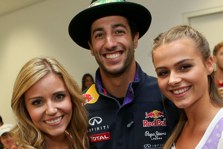 Auch Daniel Ricciardo hat Freude an den besonderen Grid Girls auf dem Red Bull Ring