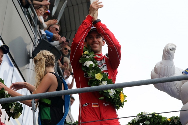 Grosse Freude: Timo Bernhard auf dem Siegerpodest in Le Mans