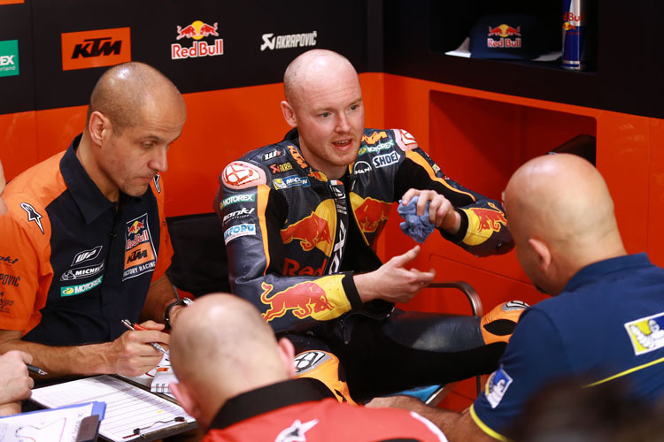 Red Bull KTM-Pilot Bradley Smith mit Crew-Chief Tom Jojic