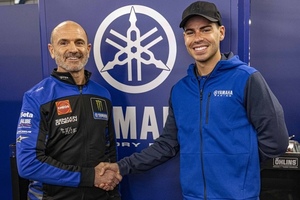 Yamaha-Teammanager Meregalli mit Augusto Fernandez)