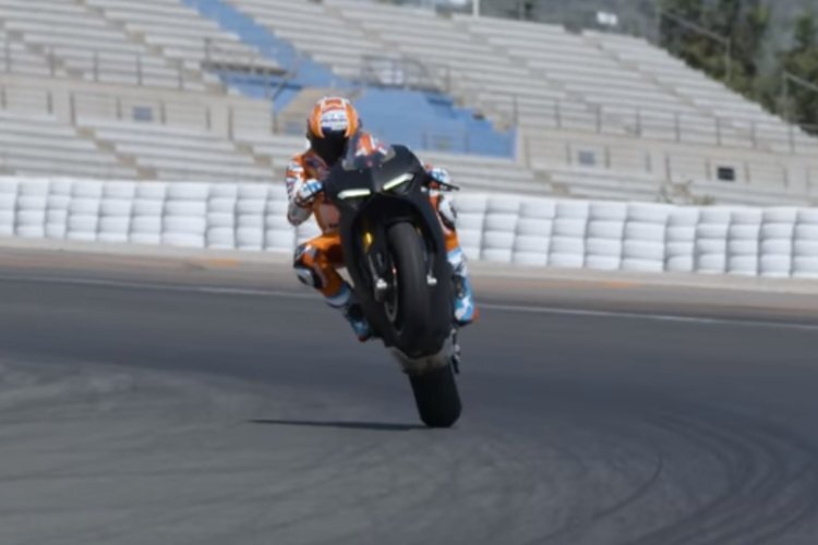 Unter dem Kommando von Casey Stoner mutiert die Ducati Panigale V4 zum MotoGP-Bike
