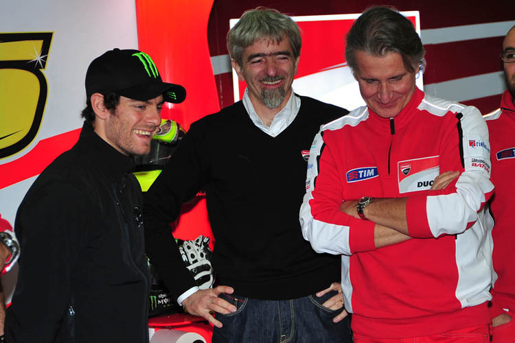 Cal Crutchlow in der Ducati-Box mit dem neuen Ducati-Corse-Chef Gigi Dall'Igna und MotoGP-Projektleiter Paolo Ciabatti (v. li.)