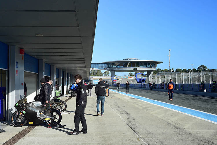 Jerez: Am Montag erwartete strahlender Sonnenschein die Moto3- und Moto2-Teams