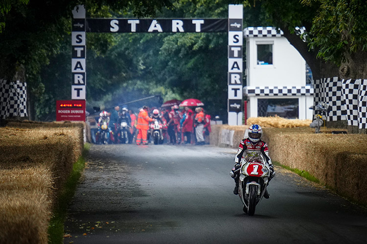 Kevin Schwantz am Freitag mit der 500-ccm-Lucky Strike-Suzuki in Goodwood