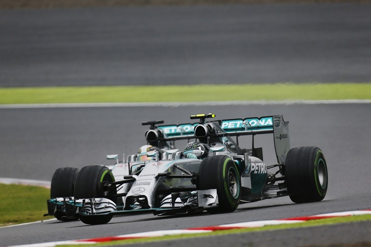 Kurz nach der Rennfreigabe zog Lewis Hamilton an Nico Rosberg vorbei