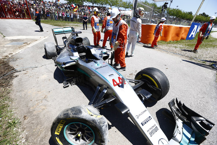 Der zerstörte Wagen von Lewis Hamilton