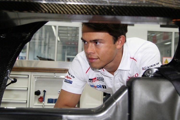 Nyck de Vries blickt ins Cockpit des Toyota TS050 Hybrid