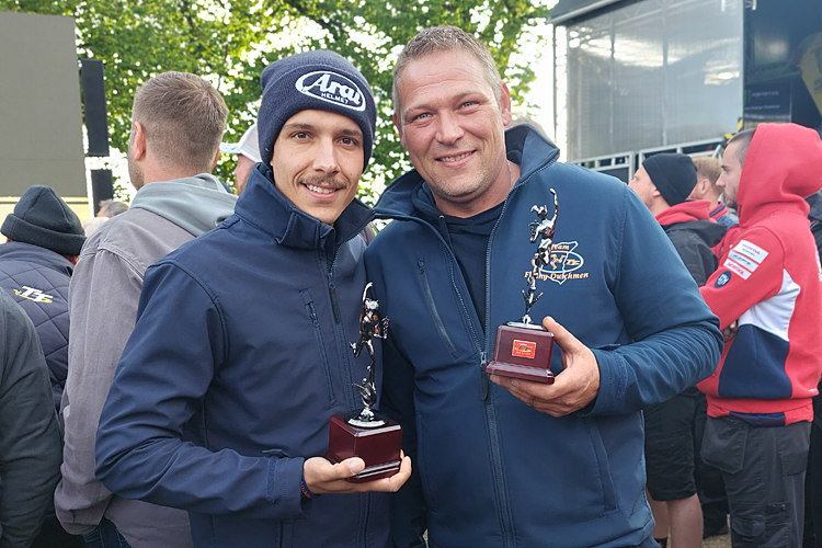 Kevin Kölsch (li.) und Wiggert Kranenburg mit der Trophäe für Platz 14