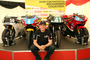 John McGuinness und vier seiner Motorräder, die in einer Sonderausstellung bei der TT 2016 zu sehen sind