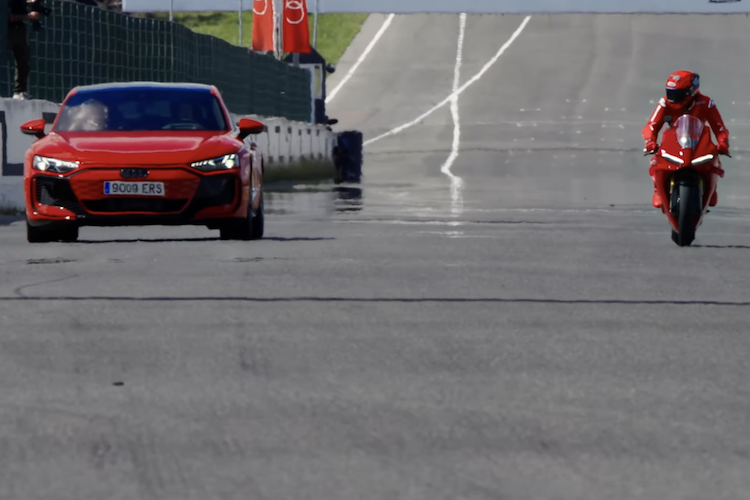 Alex und Marc Marquez mit dem Audi RS e-tron GT performance und der Ducati Panigale V4 S