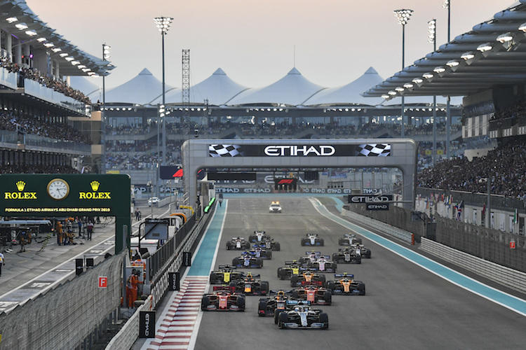 Polesetter Lewis Hamilton verteidigte die Spitzenposition beim Start zum Abu Dhabi-GP und kam auch als Erster über die Ziellinie