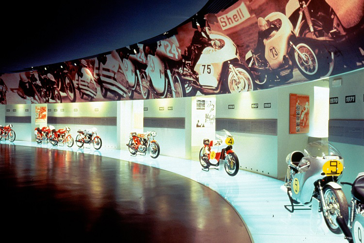 Das Ducati-Museum ist nicht einfach eine Ansammlung von Motorrädern, sondern präsentiert gekonnt die Geschichte und die Entwicklung Ducatis zur Herzblut-Marke