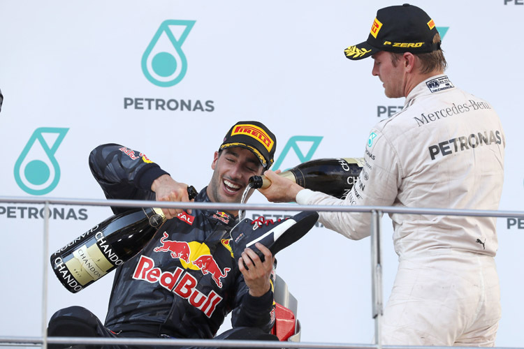 Noch kein Ärgernis: Malaysia-Sieger Daniel Ricciardo zog nur einen Schuh aus