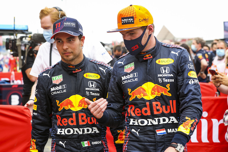 Max Verstappen mit seinem Teamkollegen Sergio Pérez