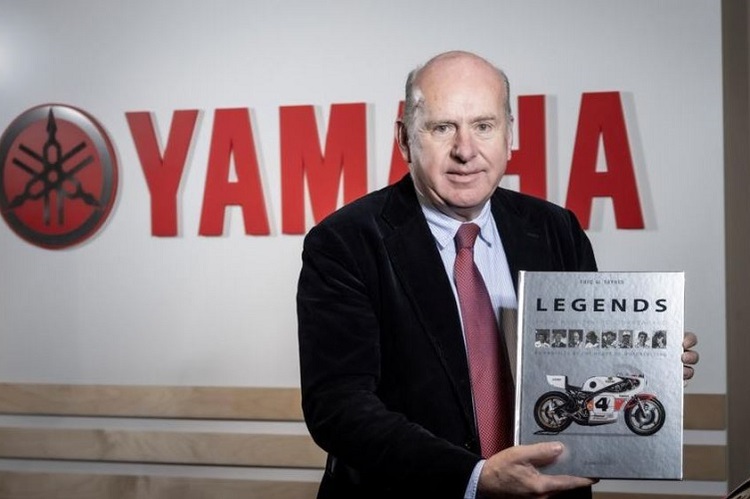 Eric de Seynes und sein Buch «Legends», das 40 Akteure des Motorrad-Rennsports portraitiert