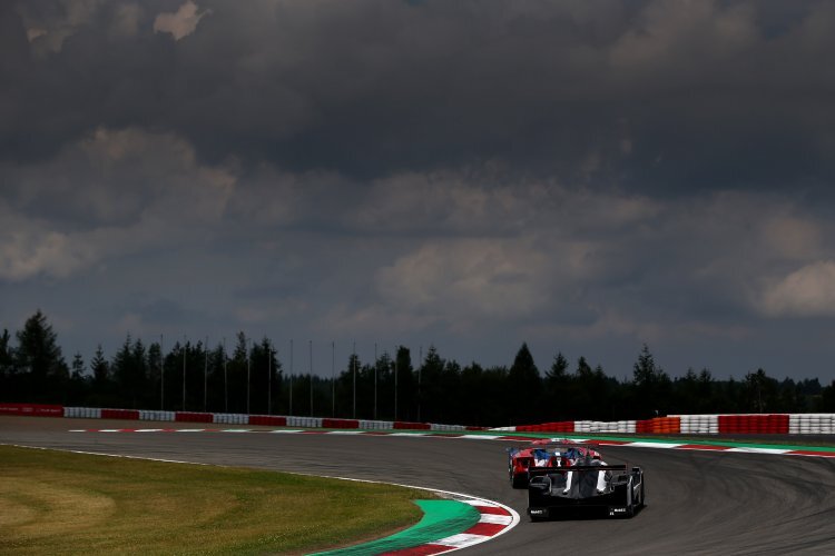 Der Porsche 919 Hybrid von Mark Webber war bei dunklen Wolken am schnellsten
