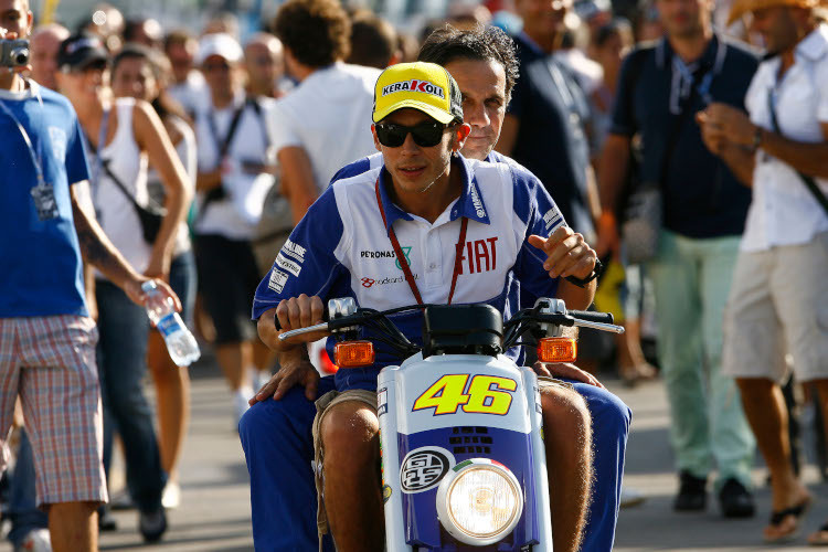 2009 im MotoGP-Paddock: Valentino Rossi mit Davide Brivio auf besagtem Roller