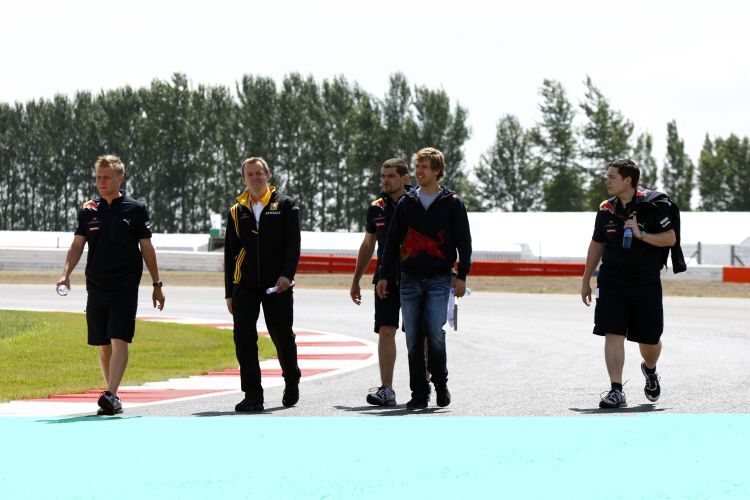 Vettel und Kollegen bei der Pisten-Besichtigung