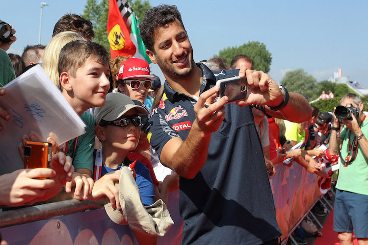 Der rote Teppich mit Stars wie Daniel Ricciardo darf nicht fehlen