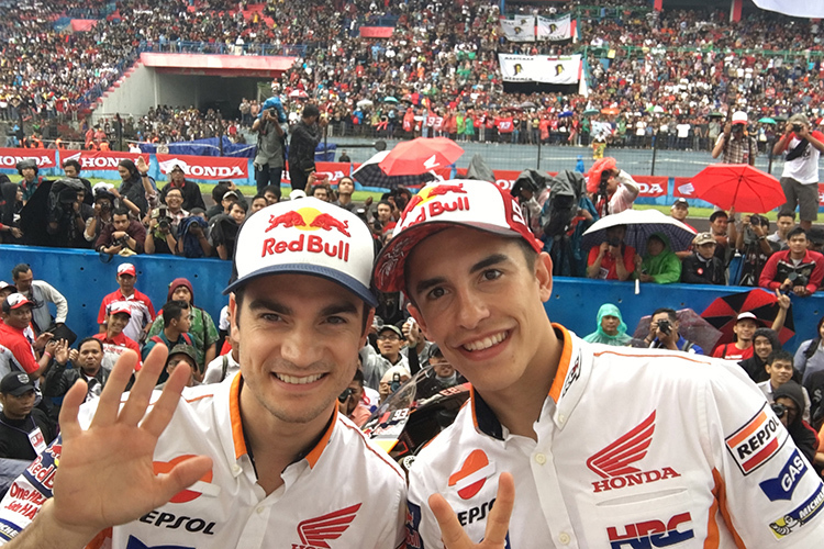 Dani Pedrosa und Marc Márquez ließen sich von den Fan-Massen bei der Repsol-Honda-Teampräsentation feiern