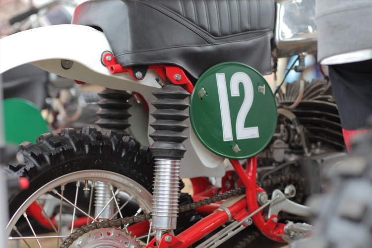 Markenzeichen der ČZ waren die damals eingeführten Luftfederelemente - die Technologie kehrte vor wenigen Jahren in den Motocrosssport zurück und verursachte damals wie heute Probleme