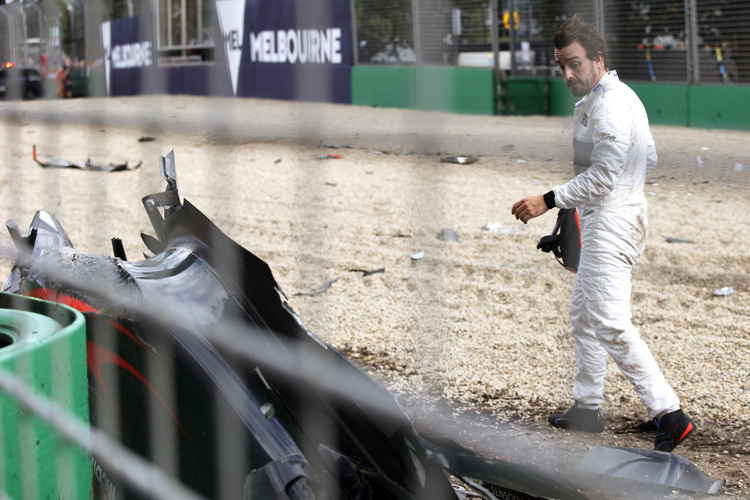 Fernando Alonso blickt auf seinen zerstörten McLaren 
