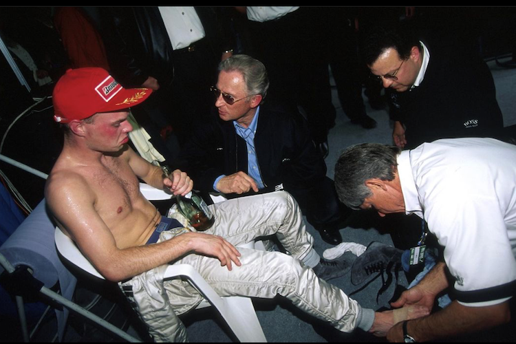 Estoril 1995: Mathis kümmert sich um den lädierten Fuß von Jan Magnussen 
