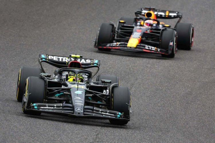 Sir Lewis Hamilton vor Max Verstappen