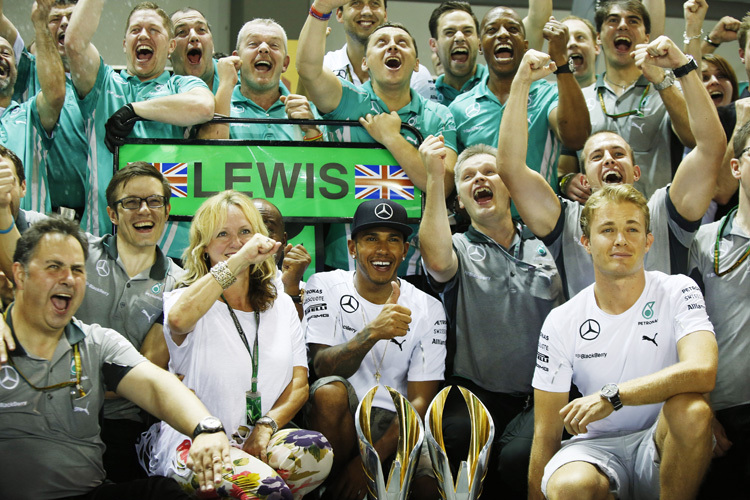 Die Mercedes-Truppe jubelt, Nico Rosberg ist's ums Weinen