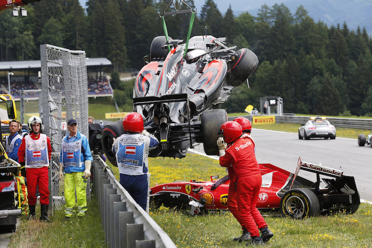 Abtransport der Autos von Räikkönen und Alonso