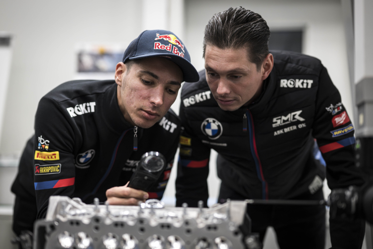 Toprak Razgatlioglu (li.) und Michael van der Mark nahmen im BMW-Werk die Motoren unter die Lupe
