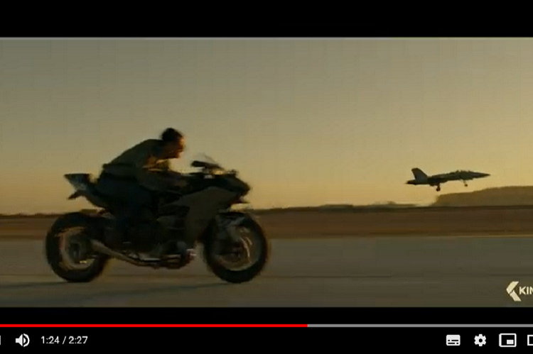 Tom Cruise alias Maverick steht auf Speed - da kommt als sein Motorrad nur eine Kawasaki H2in Frage
